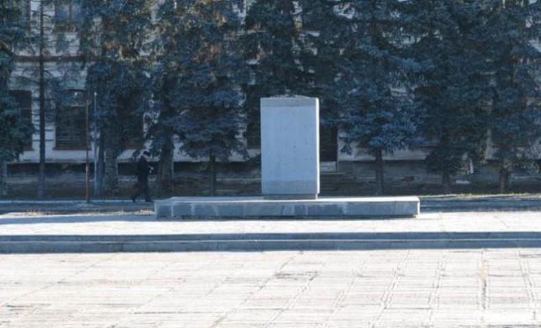 Памятник Ленину в Изюме должны продать в течение года