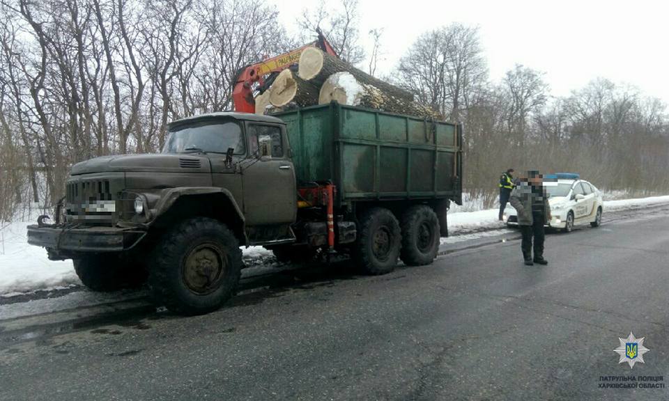 На Харьковщине задержали два грузовика с незаконной древесиной (ФОТО)