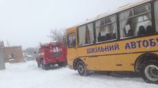 Спасатели освободили из «снежного плена» школьный автобус