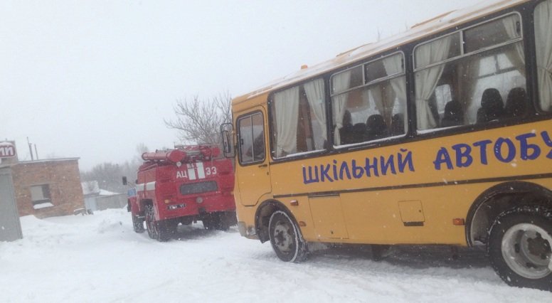 Спасатели освободили из «снежного плена» школьный автобус
