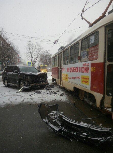 Авария: Lexus не выдержал безопасную дистанцию и въехал в трамвай (ФОТО)