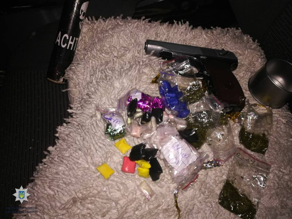 Нарушитель ПДД перевозил в своем автомобиле наркотики и оружие (ФОТО)