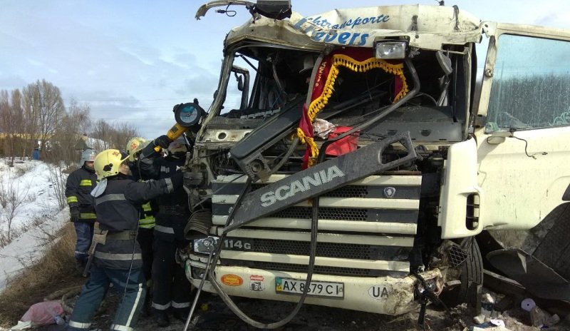 На Харьковщине столкнулись Scania и «Волга» (Фото, Видео)