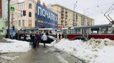 На углу Павловской площади — пробка из-за поломки трамвая (Фото)