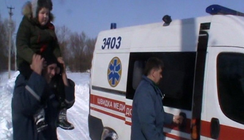 Спасатели Харьковщины помогли ребенку добраться до скорой (Видео)