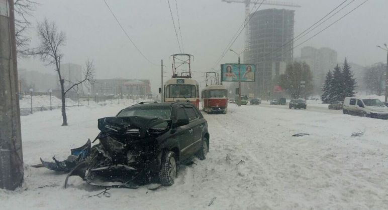На Клочковской столкнулись трамвай и Hyundai Tucson
