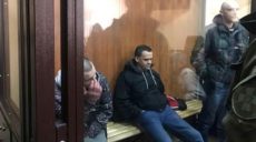 Подозреваемых в терроризме завели в зал суда (Фото)