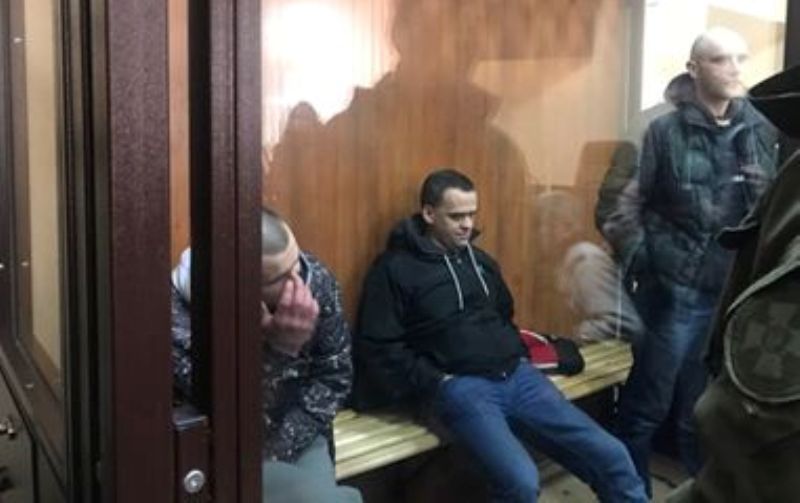 Подозреваемых в терроризме завели в зал суда (Фото)