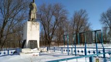 Вандалы украли чугунные памятные плиты с братской могилы на Харьковщине