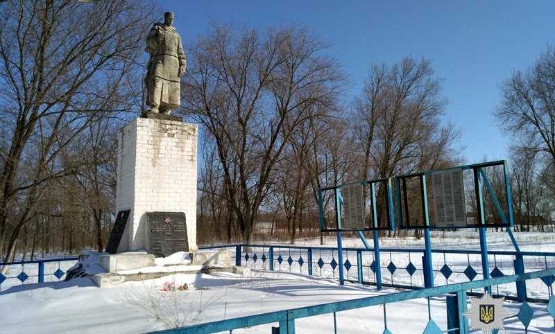 Вандалы украли чугунные памятные плиты с братской могилы на Харьковщине