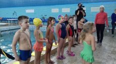 Подопечные спецшкол и интернатов Харькова учились плавать вместе с именитыми спортсменами (ВИДЕО)