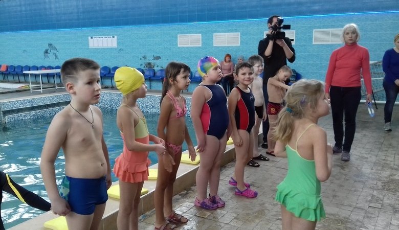 Подопечные спецшкол и интернатов Харькова учились плавать вместе с именитыми спортсменами (ВИДЕО)