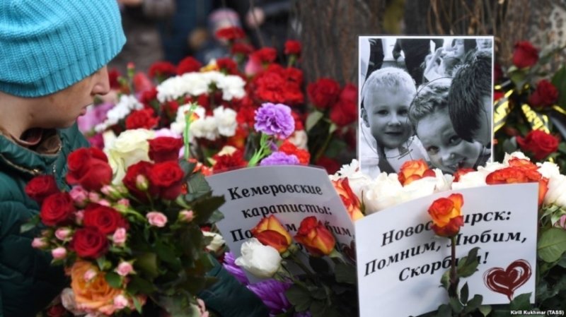 В России — траур по погибшим в ТЦ «Зимняя вишня» в Кемерово (Фото, Видео)