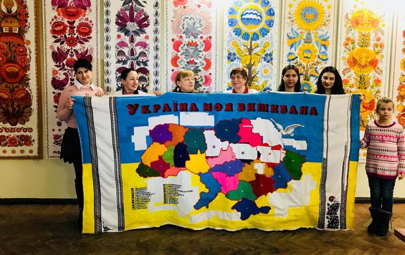 «Україна моя вишивана». Харьковчане вышивают карту Украины