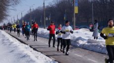 Свыше 500 спортсменов пробежались зимним Харьковом
