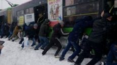 Харьковчане помогают троллейбусам выехать из снежных заносов