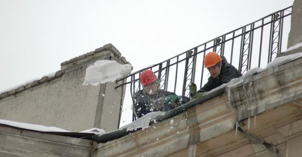 50 бригад альпинистов по Харькову сбивают сосульки с крыш (ФОТО)