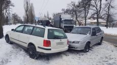 На проспекте Героев Сталинграда Volkswagen Passat столкнулся с ВАЗ