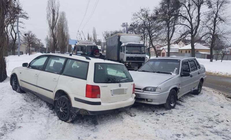 На проспекте Героев Сталинграда Volkswagen Passat столкнулся с ВАЗ