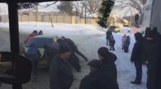 В Харькове пассажиры троллейбуса перенесли с проезжей части авто, перегородившее проезд (ВИДЕО)