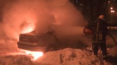 В Киевском районе во дворе многоэтажки сгорел автомобиль