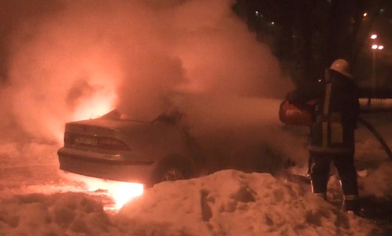 В Киевском районе во дворе многоэтажки сгорел автомобиль