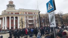 Родственники погибших на пожаре в ТЦ в Кемерово окружили здание местной администрации (Видео)
