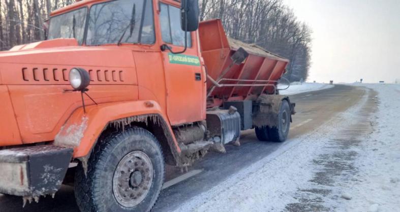 Дорожные службы продолжают чистить дороги Харьковщины