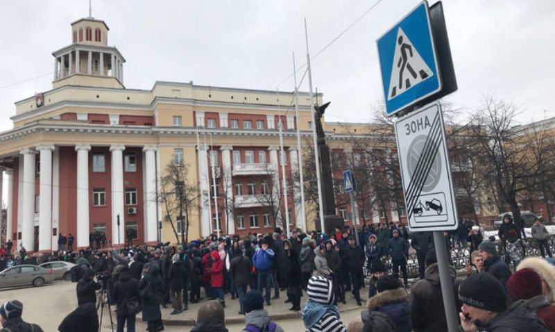 Родственники погибших на пожаре в ТЦ в Кемерово окружили здание местной администрации (Видео)