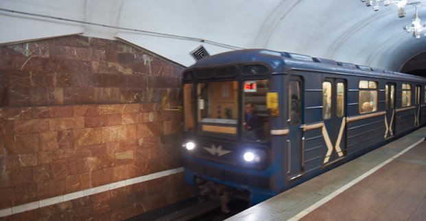 В Харькове молодые мамы требуют пустить их в метро с колясками