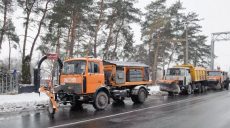 В Харькове продолжают ликвидировать снег и наледь