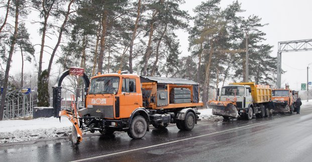 В Харькове продолжают ликвидировать снег и наледь