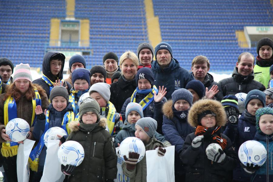 Светличная и Шевченко встретились с юными болельщиками футбола (ФОТО)