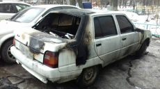 Возле жилой многоэтажки загорелся автомобиль (ФОТО)