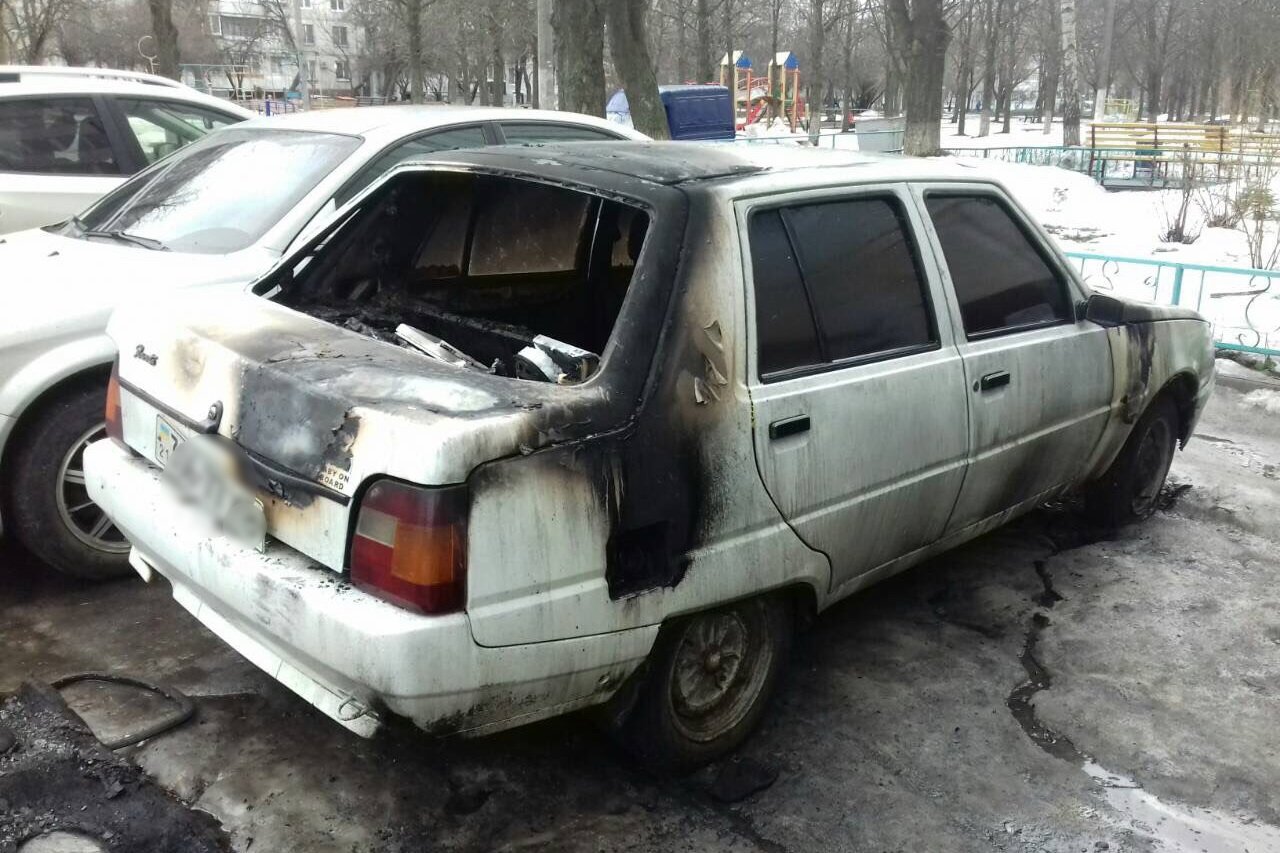 Возле жилой многоэтажки загорелся автомобиль (ФОТО)