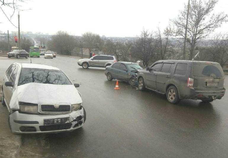 На Краснодарской столкнулись  Daewoo Lanos, Honda Pilot и Skoda Fabia