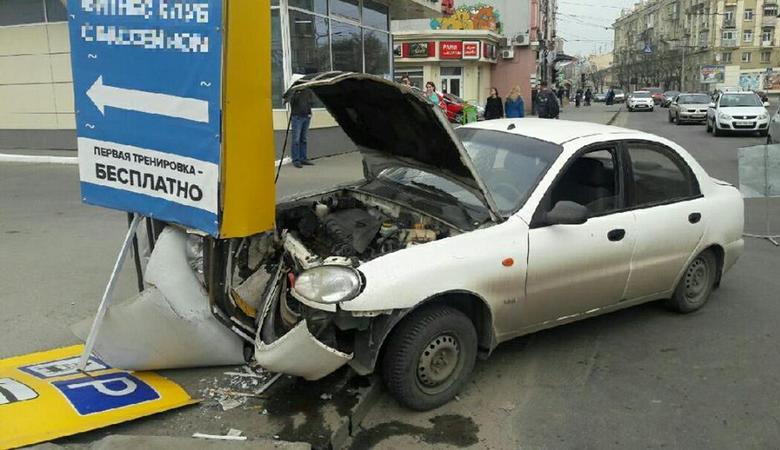 В Харькове иномарка врезалась в рекламный щит, пострадал водитель (ФОТО)