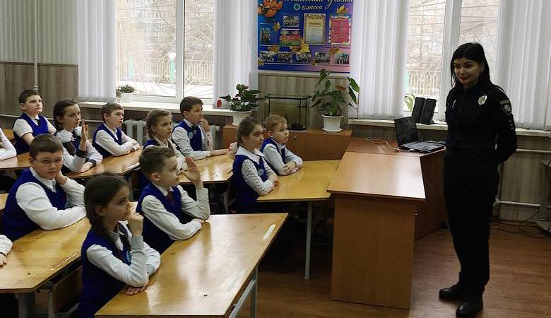 В Харькове школьные офицеры полиции провели первые уроки (ВИДЕО)