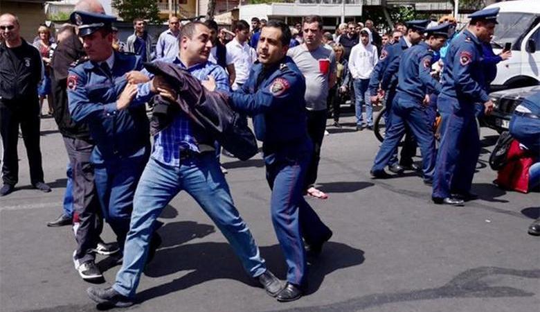 В столице Армении возобновились протесты, задержаны несколько активистов (ВИДЕО)