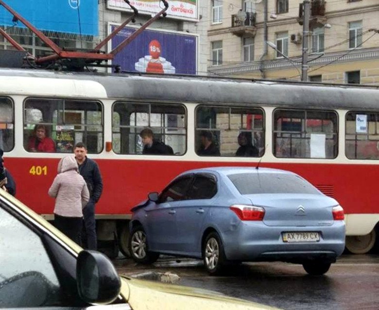 В центре Харькова Ситроен протаранил трамвай