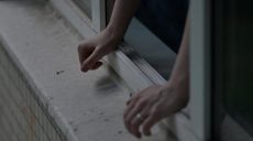Мужчина с расстройством психики пытался выброситься из окна