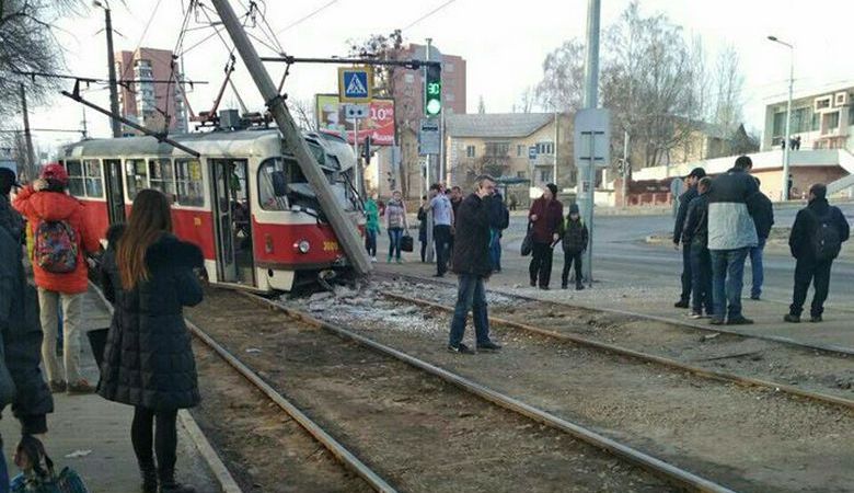 На Клочковской трамвай сошел с рельсов и врезался в столб (ФОТО)