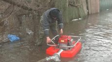 Из-за резкого потепления в некоторых районах Харькова вода подтопила жилые дома (ВИДЕО)