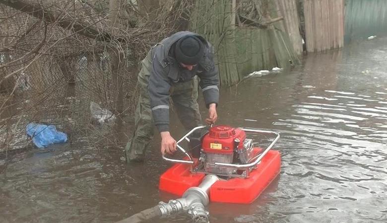 Из-за резкого потепления в некоторых районах Харькова вода подтопила жилые дома (ВИДЕО)