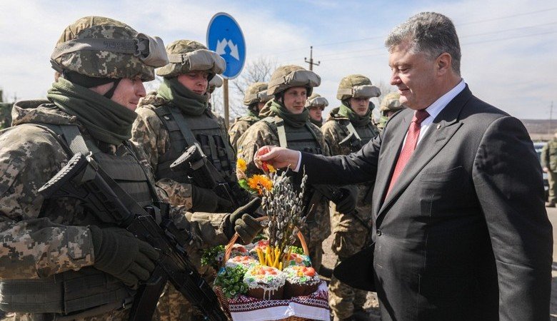 Президент Петр Порошенко побывал с рабочей поездкой на Донбассе (ВИДЕО)