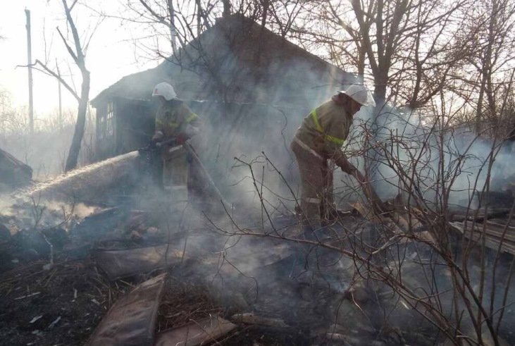 Жительница Харьковщины упала в горящий овраг