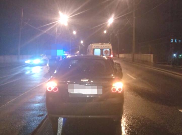 На Московском проспекте Ford Mondeo столкнулся со столбом и Chevrolet Ave