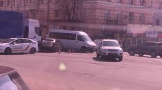 На Полтавском шляхе столкнулись три автомобиля (Фото)