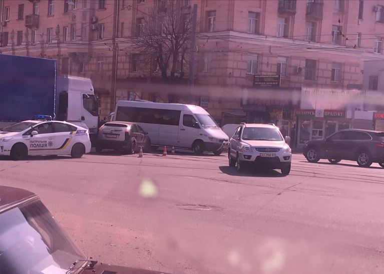 На Полтавском шляхе столкнулись три автомобиля (Фото)