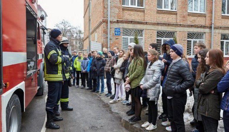 Продолжаются ремонтные работы на коллекторе в Лозовой